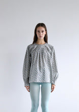 Load image into Gallery viewer, Bette Deadstock Cotton Lawn Blouse - Print Off-white
