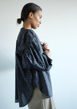 Load image into Gallery viewer, Estelle Organic Cotton Blouse - Print Black
