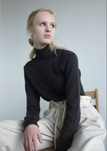 Load image into Gallery viewer, Coelle Merino Pullover - Black

