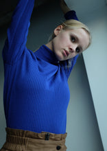 Load image into Gallery viewer, Coelle Merino Pullover - True Blue
