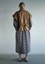 Load image into Gallery viewer, Bee Organic Cotton Twill Vest - Oak

